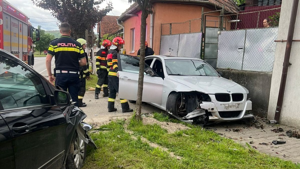 Accident Stiripitesti.ro Două autoturisme implicate într-un accident rutier în pitești accident