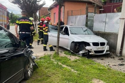 Două autoturisme implicate într-un accident rutier în Pitești