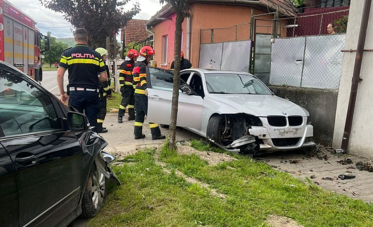 Două autoturisme implicate într-un accident rutier în pitești accident