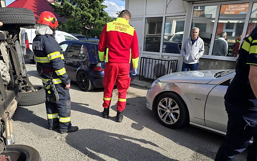 Accident Stiripitesti.ro Accident în pitești. Trei autoturisme implicate într-o coliziune accident