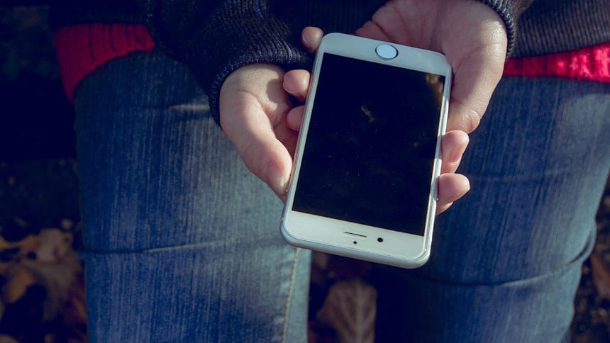 Fraudă pe Facebook, iPhone 15 Pro la doar 49 lei