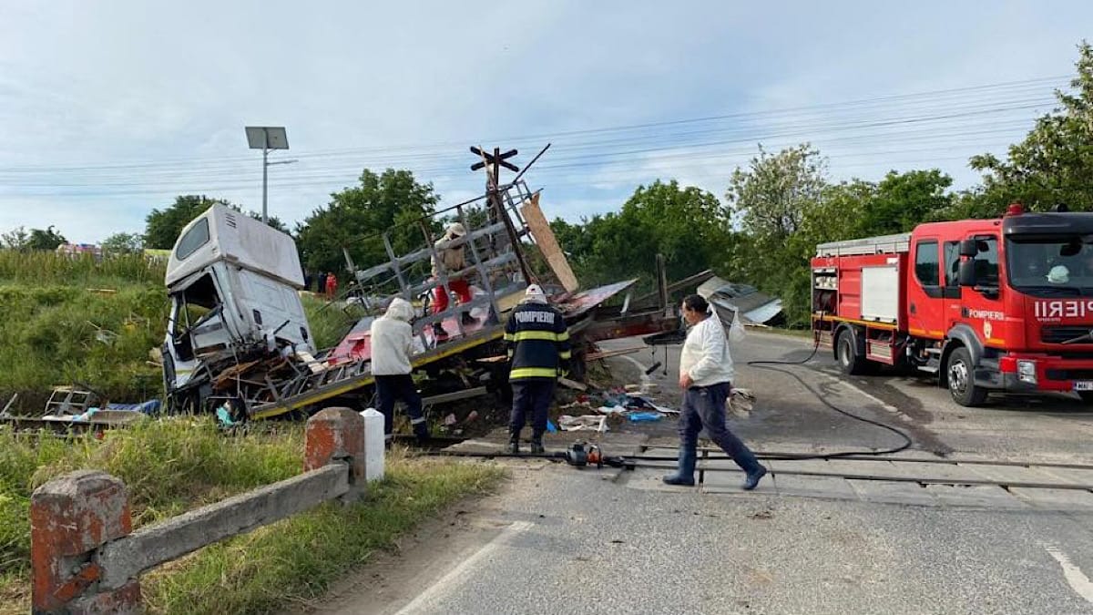 Accident Camion Stiripitesti.ro Un șofer de camion și-a pierdut viața după un impact devastator accident camion