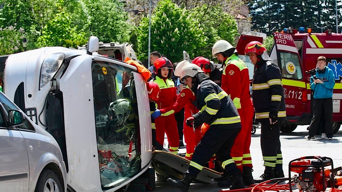 Accident Masina Rasturnata Stiripitesti.ro Un bărbat și-a pierdut viața, iar un copil de 3 ani a fost rănit într-un accident între trei autoturisme accident masina rasturnata