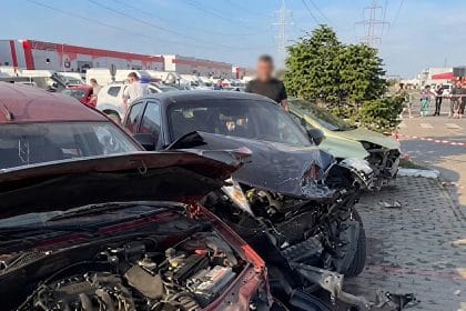 Haos într-o parcare: 11 mașini distruse după o manevră scăpată de sub control accident parcare