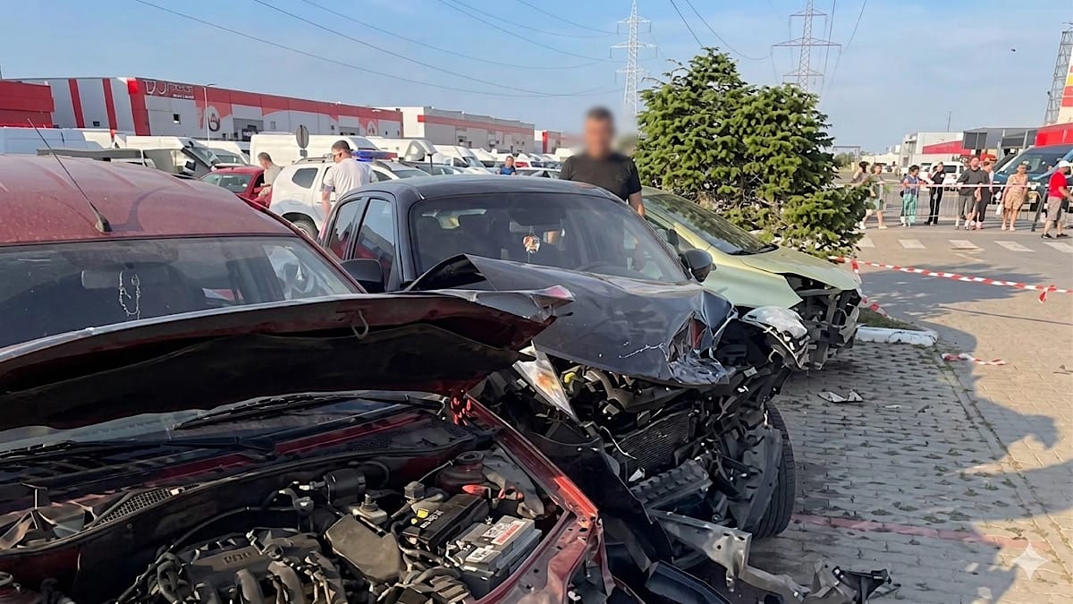 Accident Parcare Stiripitesti.ro Haos într-o parcare: 11 mașini distruse după o manevră scăpată de sub control accident parcare