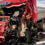 Depășire fatală: un tânăr de 28 de ani și-a pierdut viața într-un impact devastator cu un tir accident tir