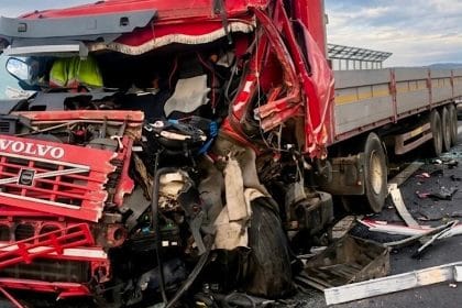 Depășire fatală: un tânăr de 28 de ani și-a pierdut viața într-un impact devastator cu un tir accident tir