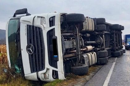 Moarte cumplită pe șosea: zdrobit sub un autotren încărcat cu cărămizi accident tir rasturnat