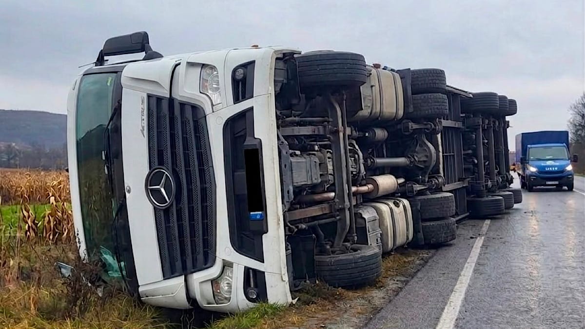 Accident Tir Rasturnat Stiripitesti.ro Moarte cumplită pe șosea: zdrobit sub un autotren încărcat cu cărămizi accident tir rasturnat