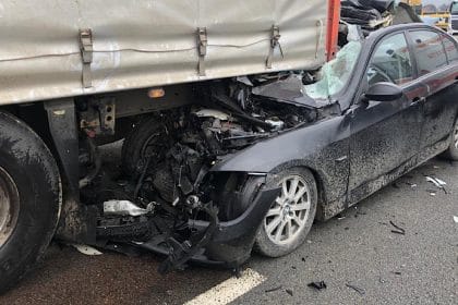 Clipe de coșmar pe șosea: un șofer a rămas încarcerat după un impact violent accident tir si masina