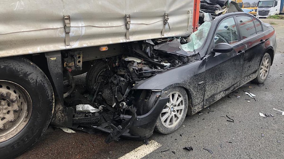 Accident Tir Si Masina Stiripitesti.ro Clipe de coșmar pe șosea: un șofer a rămas încarcerat după un impact violent accident tir si masina