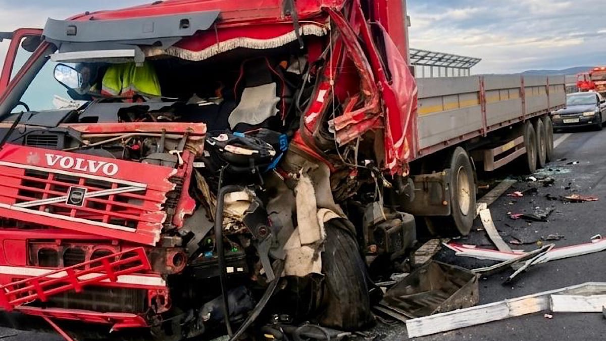 Accident Tir Stiripitesti.ro Depășire fatală: un tânăr de 28 de ani și-a pierdut viața într-un impact devastator cu un tir accident tir