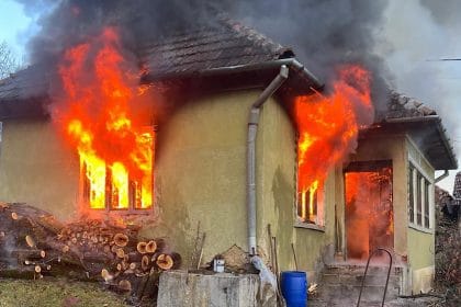 Incendiu devastator: o gospodărie a fost mistuită de flăcări casa in flacari