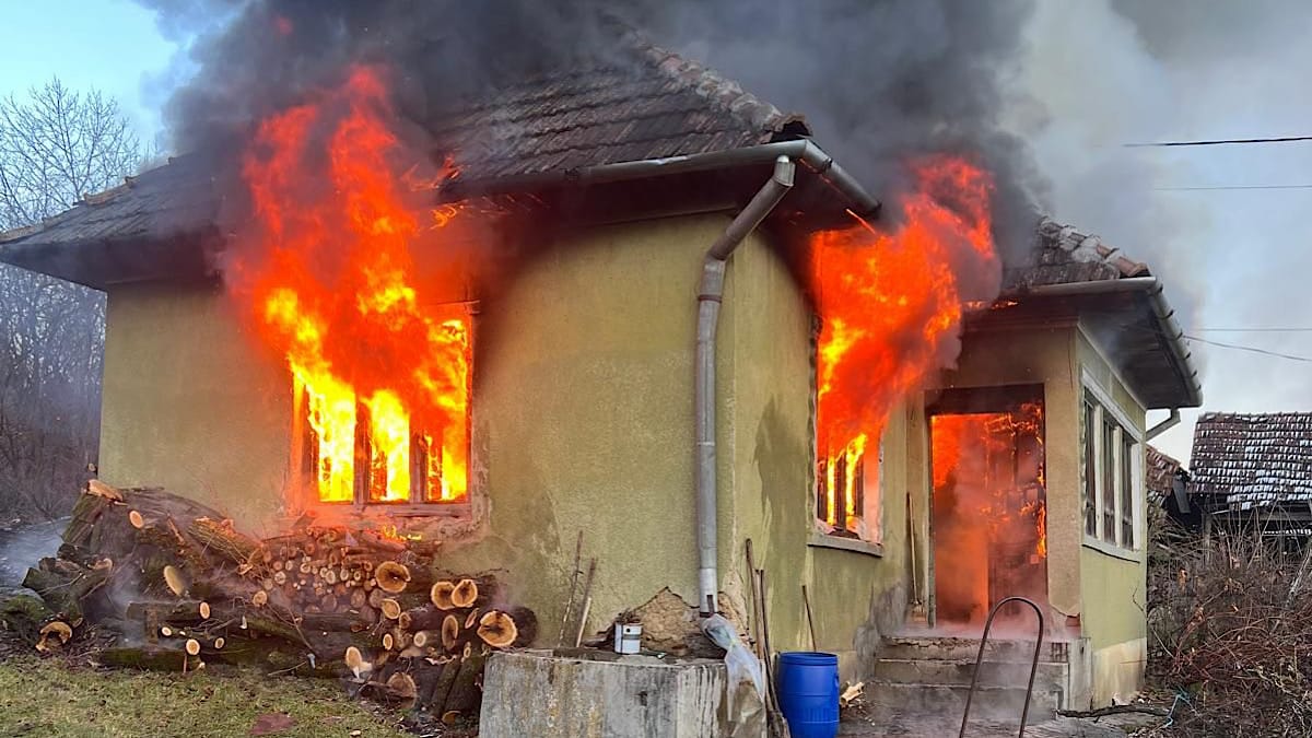 Casa in Flacari Stiripitesti.ro Incendiu devastator: o gospodărie a fost mistuită de flăcări casa in flacari
