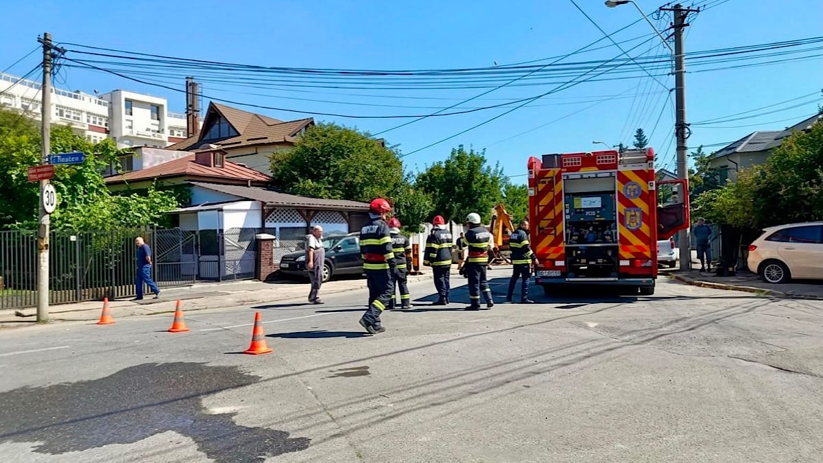 Interventie Pompieri Stiripitesti.ro Alertă într-un bloc din pitești: locatari evacuați, iar echipajul cbrn a intervenit de urgență interventie pompieri