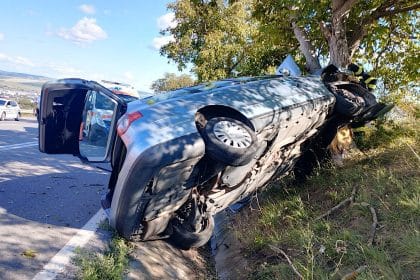 Tragedie pe șosea: o femeie și-a pierdut viața după ce mașina a lovit un copac masina accident copac