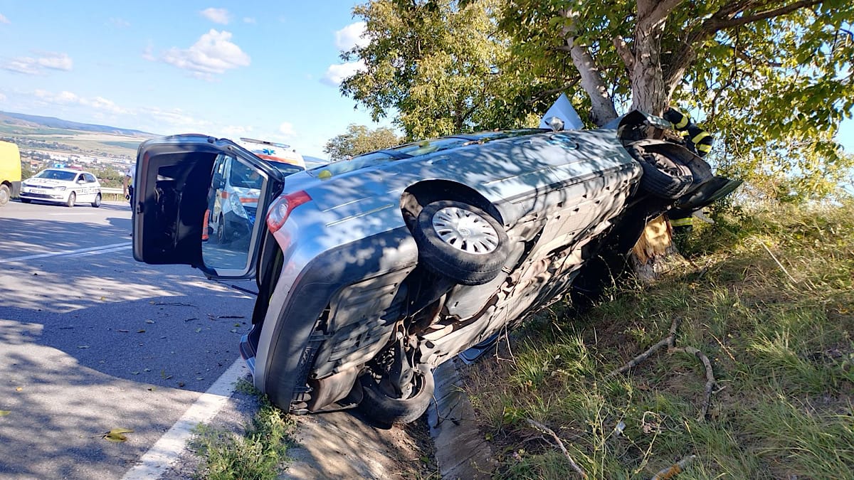 Masina Accident Copac Stiripitesti.ro Tragedie pe șosea: o femeie și-a pierdut viața după ce mașina a lovit un copac masina accident copac