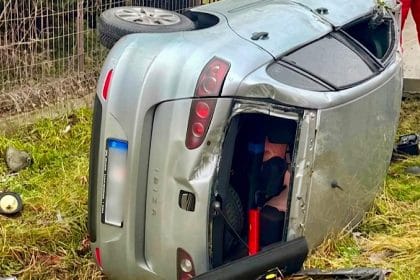 Mașină răsturnată după un accident violent: doi copii și un adult au fost transportați la spital masina rasturnata accident