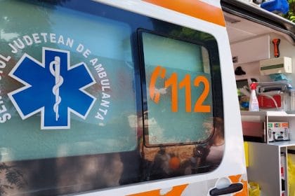Incident la evaluarea națională: elevă transportată la spital după ce i s-a făcut rău în sala de examen poza ambulanta