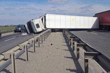 Tragedie pe șosea: un impact frontal cu un tir a curmat viața unei femei tir rasturnat