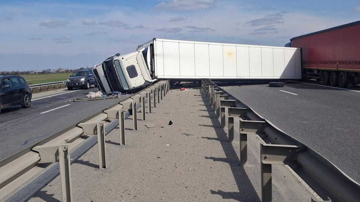 Tragedie pe șosea: un impact frontal cu un tir a curmat viața unei femei tir rasturnat