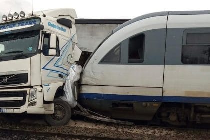 Accident feroviar grav: un tir a fost lovit în plin de o locomotivă tir spulberat de tren