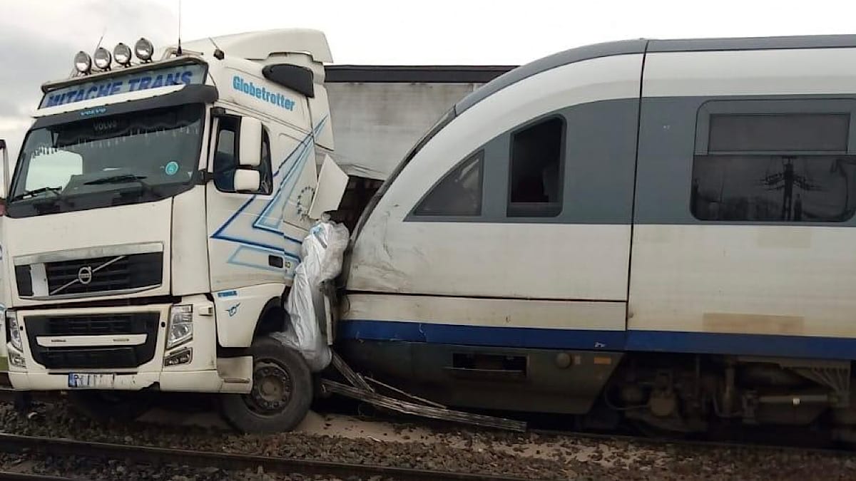 Tir Spulberat De Tren Stiripitesti.ro Accident feroviar grav: un tir a fost lovit în plin de o locomotivă tir spulberat de tren