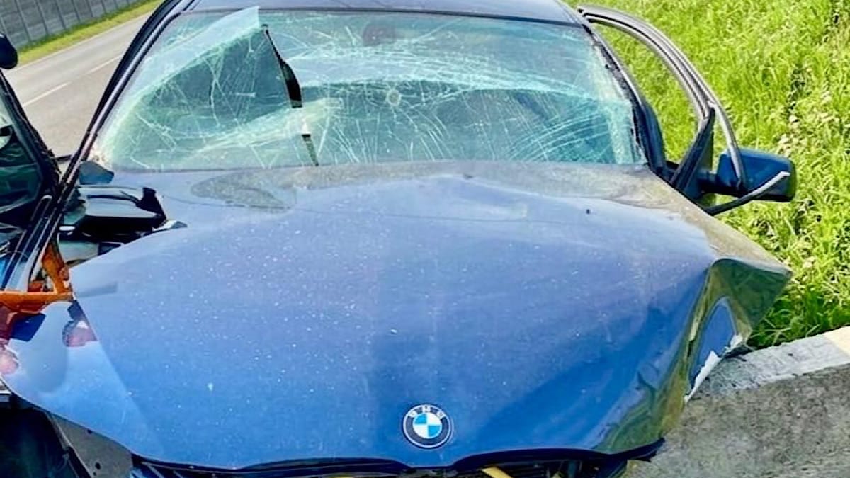 Accident Masina Bmw Stiripitesti.ro Accident mortal între un bmw și un camion: un tânăr de 24 de ani și-a pierdut viața accident masina bmw